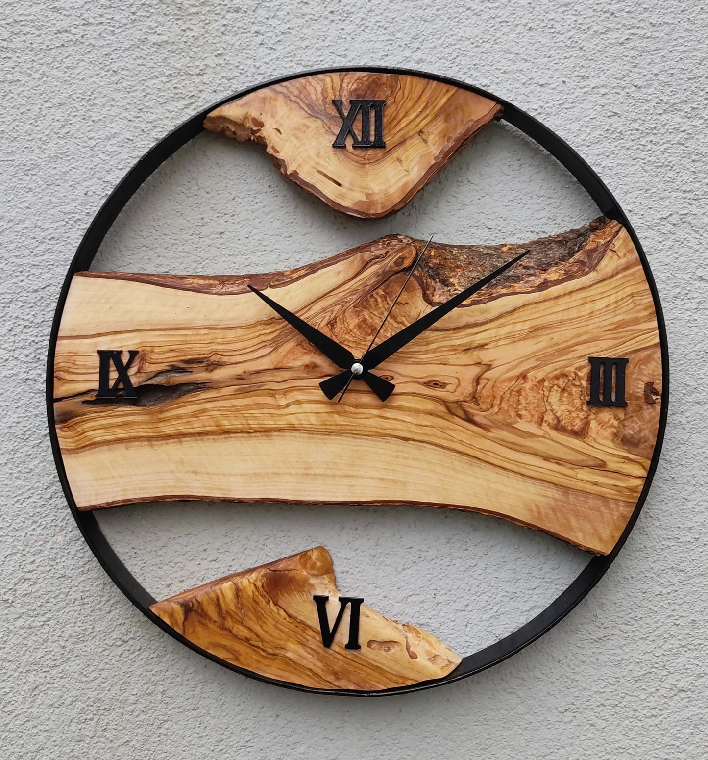 Orologio in legno d'ulivo