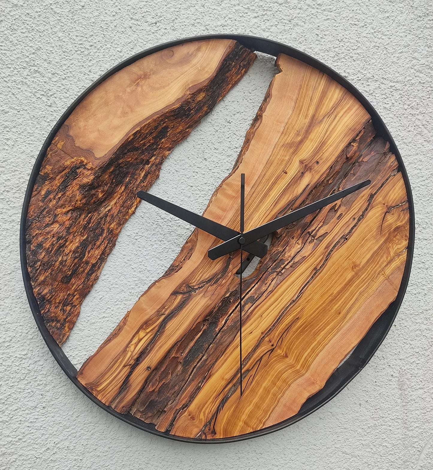 Orologio in legno d'ulivo